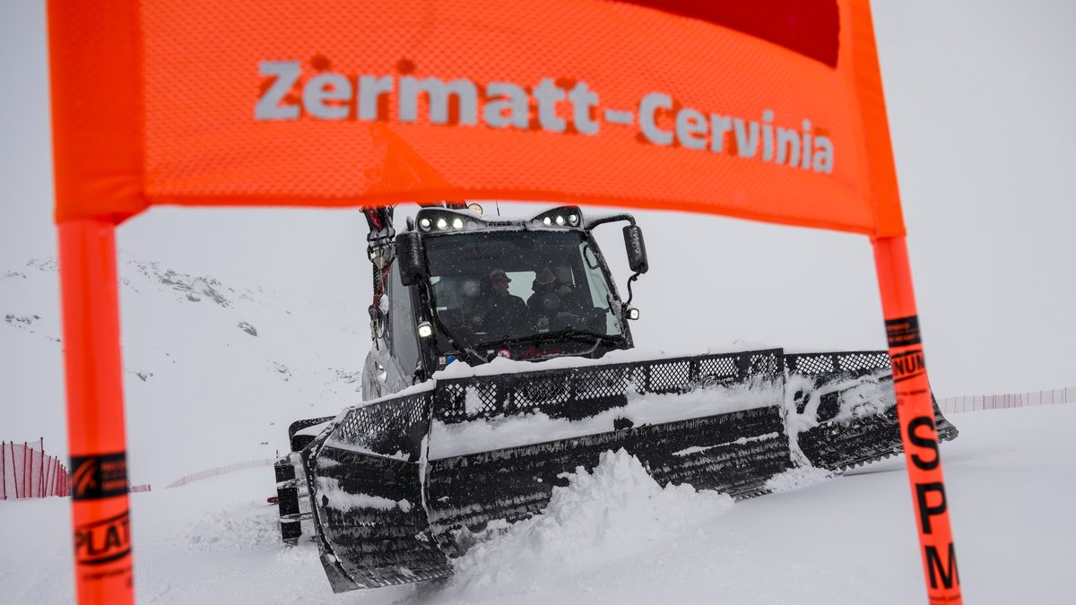 Pistenraupe bei Aufräumarbeiten auf der Strecke Zermatt-Cervinia