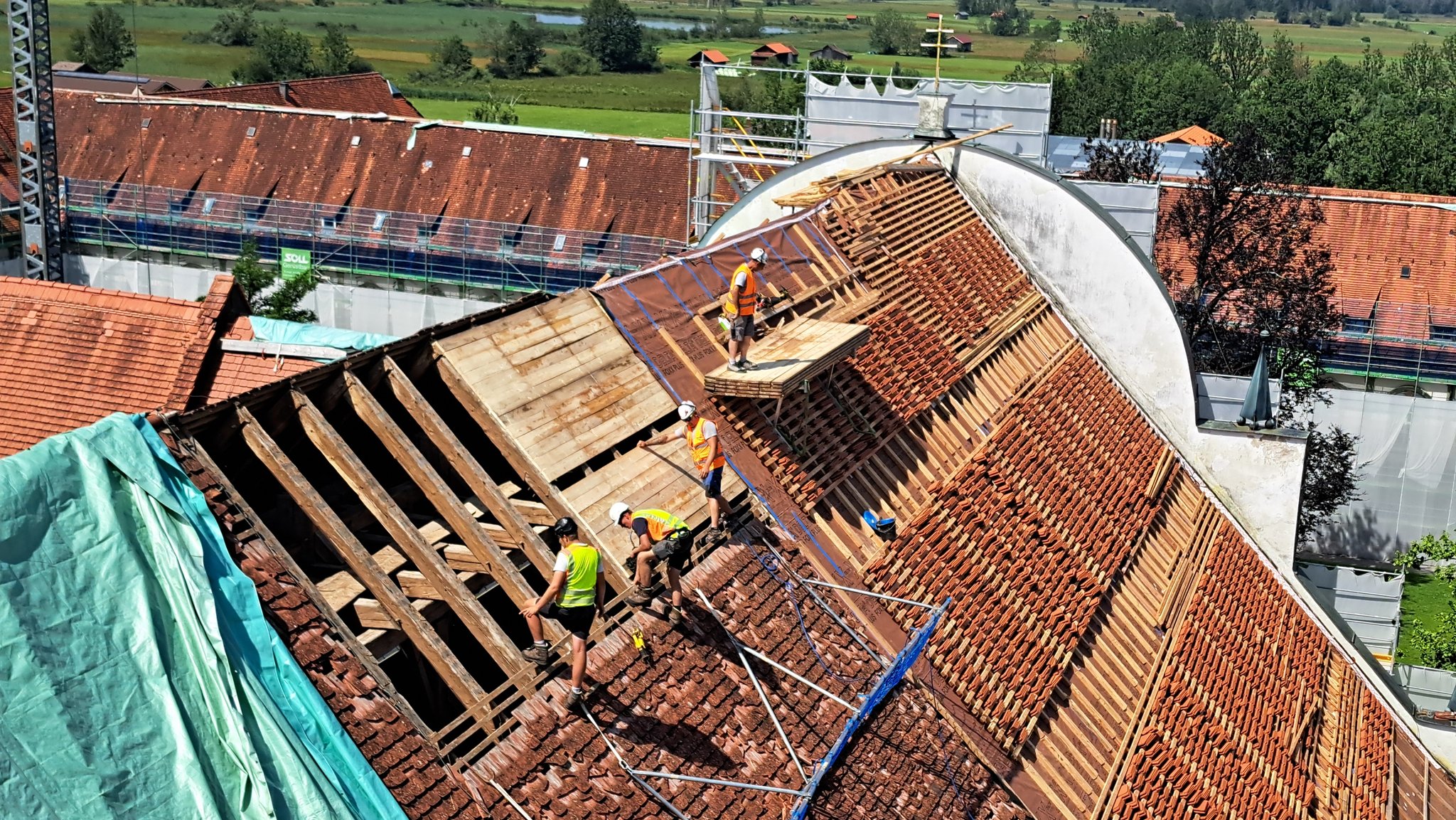 Zu sehen: Reparaturarbeiten am zerstörten Norddach