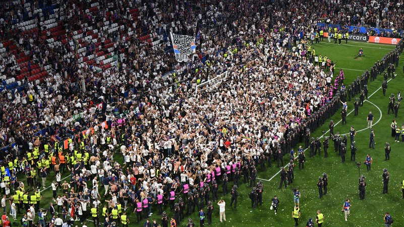 Champions League, Paris Saint-Germain - Inter Mailand: Fans von PSG stehen nach dem Spiel auf dem Spielfeld. | Bild: dpa-Bildfunk/Peter Kneffel Champions League, Paris Saint-Germain - Inter Mailand: Fans von PSG stehen nach dem Spiel auf dem Spielfeld.
