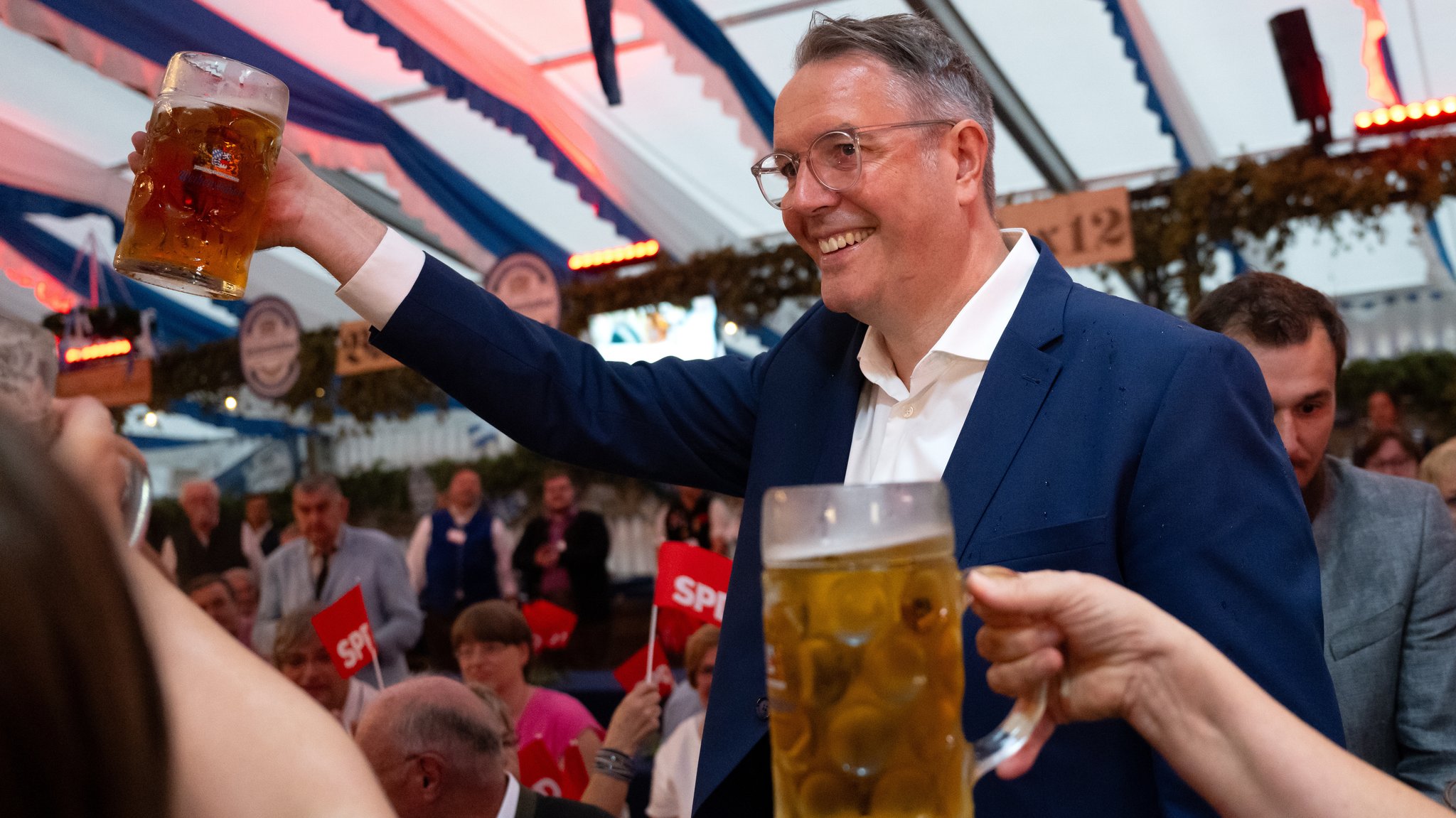 Noch ein Regierungschef in Abensberg: SPD-Ministerpräsident Alexander Schweitzer aus Rheinland-Pfalz.