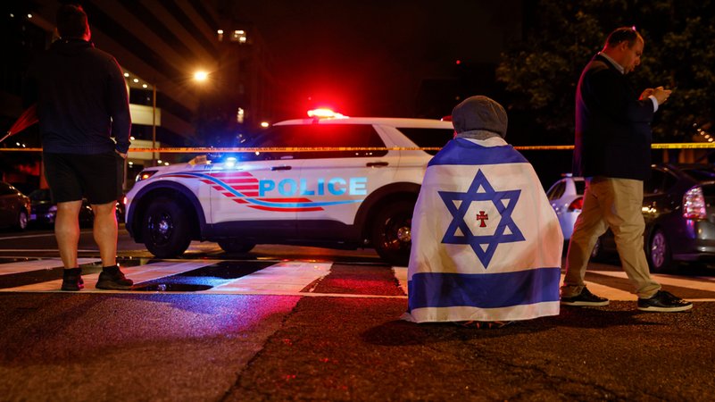 Beamte der Strafverfolgungsbehörden sichern das Gelände vor dem Capital Jewish Museum in Washington, D.C., nachdem zwei Mitarbeiter der israelischen Botschaft in Washington vor dem Capital Jewish Museum getötet wurden. | Bild: dpa-Bildfunk/Mehmet Eser Beamte der Strafverfolgungsbehörden sichern das Gelände vor dem Capital Jewish Museum in Washington, D.C., nachdem zwei Mitarbeiter der israelischen Botschaft in Washington vor dem Capital Jewish Museum getötet wurden.