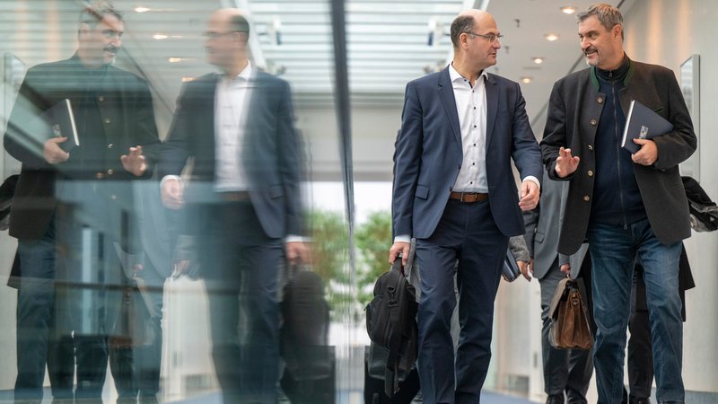 Nach der Haushaltsklausur ist klar: Bayern will an der schwarzen Null festhalten | Bild: picture alliance/dpa | Peter Kneffel Nach der Haushaltsklausur ist klar: Bayern will an der schwarzen Null festhalten