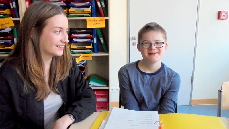 Immer mehr Kinder brauchen eine Schulbegleitung. Bezirke und Landkreise finanzieren die Hilfe. Nun kommt der Hilferuf: Die Kosten explodieren. | Bild: BR/MDR/WDR Immer mehr Kinder brauchen eine Schulbegleitung. Bezirke und Landkreise finanzieren die Hilfe. Nun kommt der Hilferuf: Die Kosten explodieren.