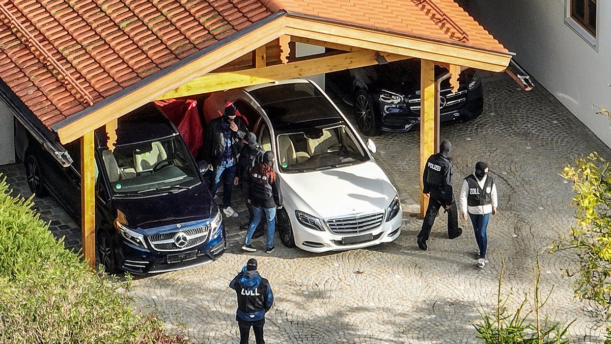 Razzia in einer Villa am Tegernsee: Dort haben Polizei und Zoll mehrere Luxuswagen abtransportiert und weiteres Vermögen sichergestellt.