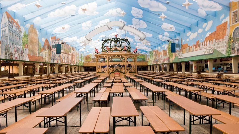 Leeres Festzelt auf der Münchner Wiesn von innen. | Bild: stock.adobe.com Leeres Festzelt auf der Münchner Wiesn von innen.