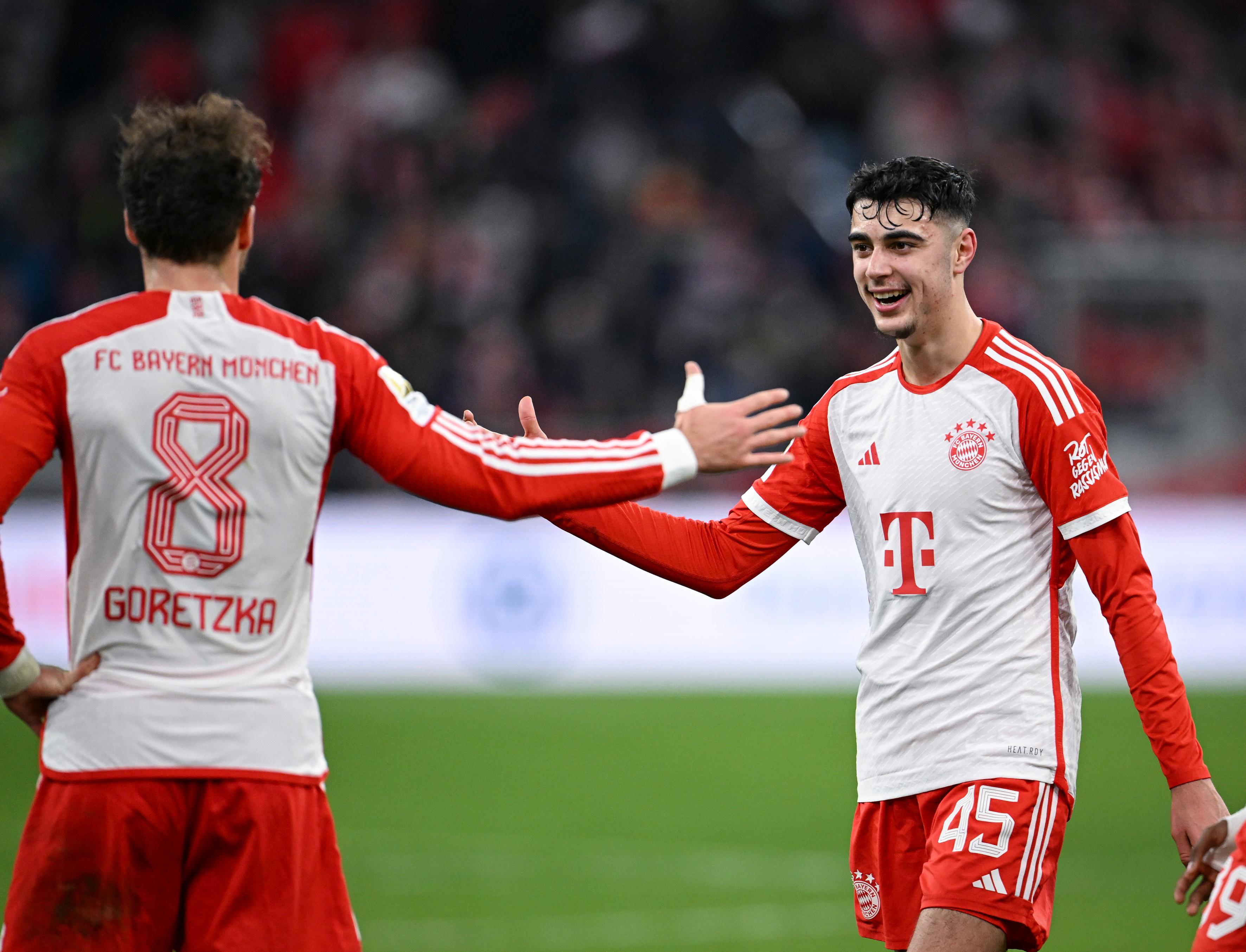 Die FC-Bayern-Spieler Leon Goretzka und Aleksandar Pavlovic