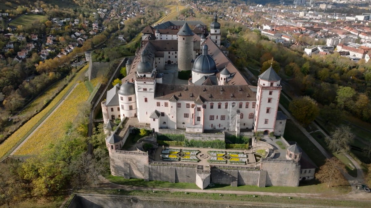 Drohnenaufnahme der Festung Marienberg: im Vordergrund Fürstengarten und Kernburg mit Marienkapelle und Bergfried.