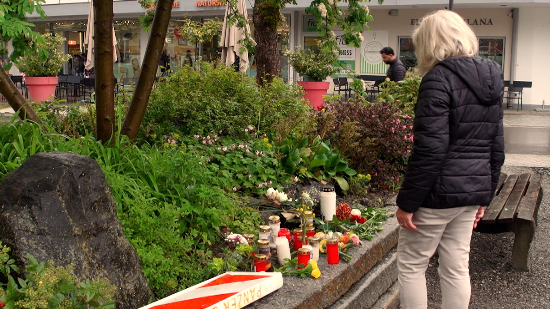 Eine Frau hat auf dem Bahnhofsvorplatz in Immenstadt Blumen abgelegt. Hier hat sich ein 53-jähriger Mann, der attackiert wurde, oft aufgehalten.