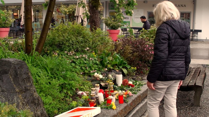 Eine Frau hat auf dem Bahnhofsvorplatz in Immenstadt Blumen abgelegt. Hier hat sich ein 53-jähriger Mann, der attackiert wurde, oft aufgehalten. | Bild: BR/Markus Wessely Eine Frau hat auf dem Bahnhofsvorplatz in Immenstadt Blumen abgelegt. Hier hat sich ein 53-jähriger Mann, der attackiert wurde, oft aufgehalten.