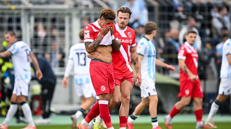 Justin Butler nachdem er mit Affengeräuschen beleidigt wurde | Bild: picture alliance / osnapix / Michael Titgemeyer | Michael Titgemeyer Justin Butler nachdem er mit Affengeräuschen beleidigt wurde