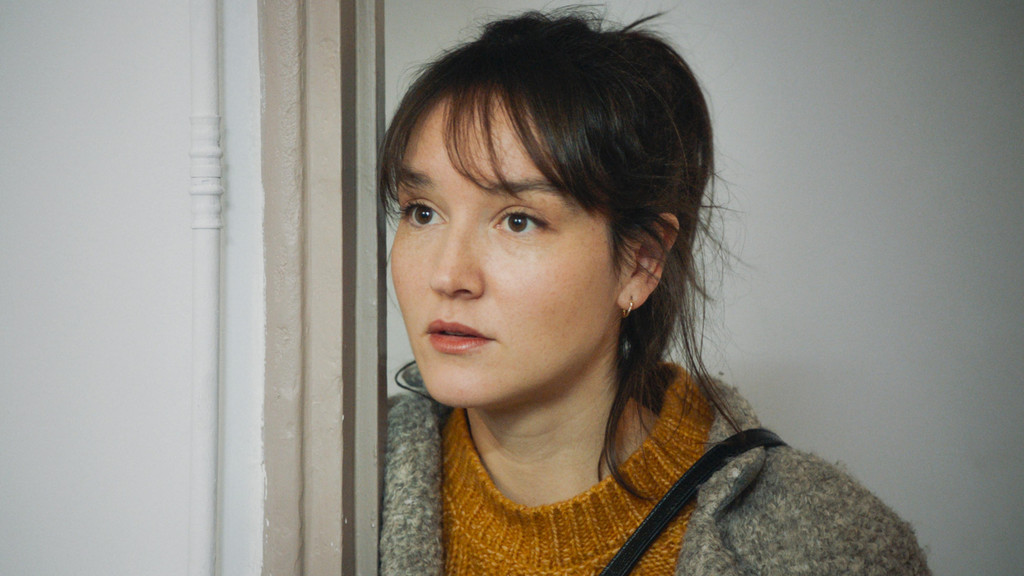 Anaïs Demoustier in der Rolle der Mathilda muss in "Gloria Mundi" sich mit Entbehrungen und familiären Ressentiments herumschlagen. | Bild: Film Kino Text Anaïs Demoustier in der Rolle der Mathilda muss in "Gloria Mundi" sich mit Entbehrungen und familiären Ressentiments herumschlagen.