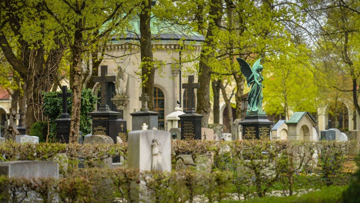 Engel, Vasen, Kreuze: Über 80 Diebstähle auf Münchner Friedhöfen