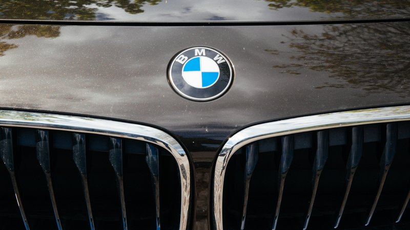 Kühlergrill und Logo eines BMW-Fahrzeugs 