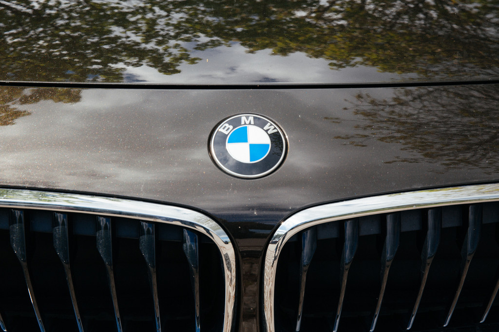 Kühlergrill und Logo eines BMW-Fahrzeugs 