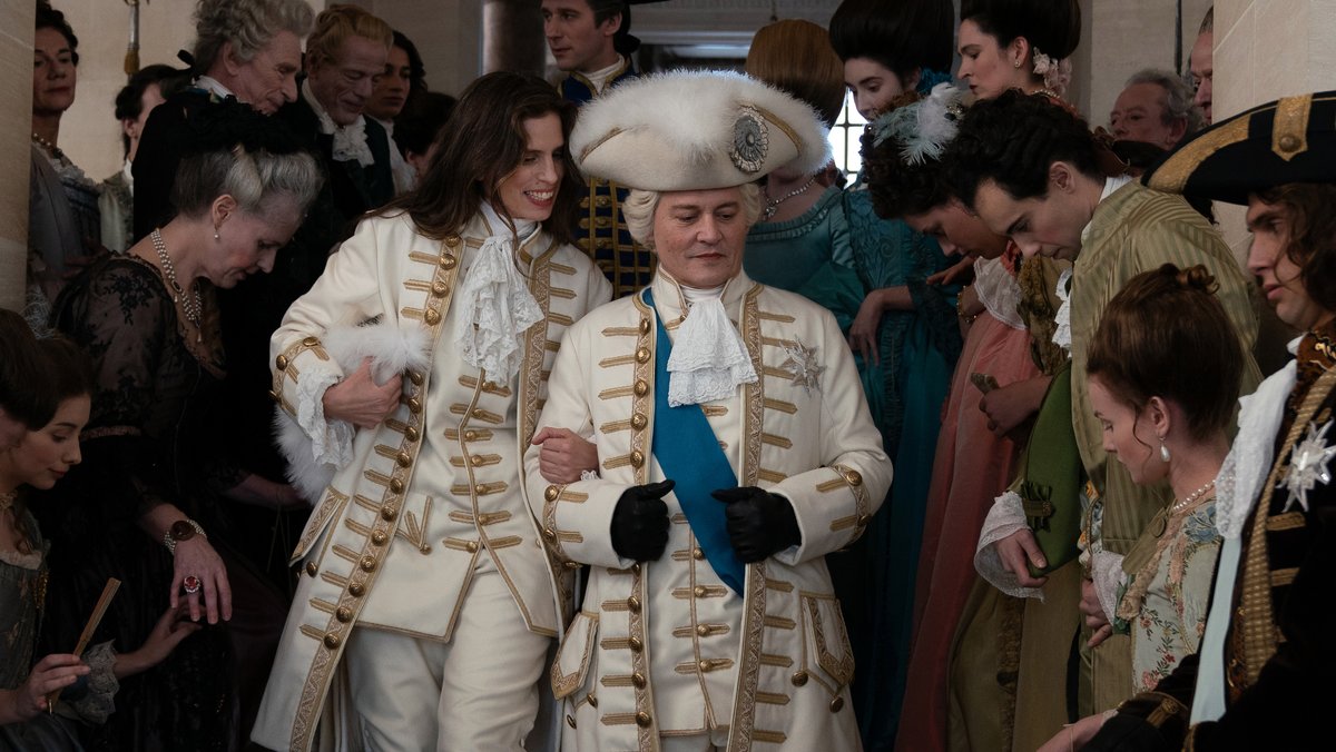 Maïwenn als "Jeanne du Barry" bringt im "Männer-Outfit" Schwung in den Hof von Louis XV. (Johnny Depp) (Filmszene).
