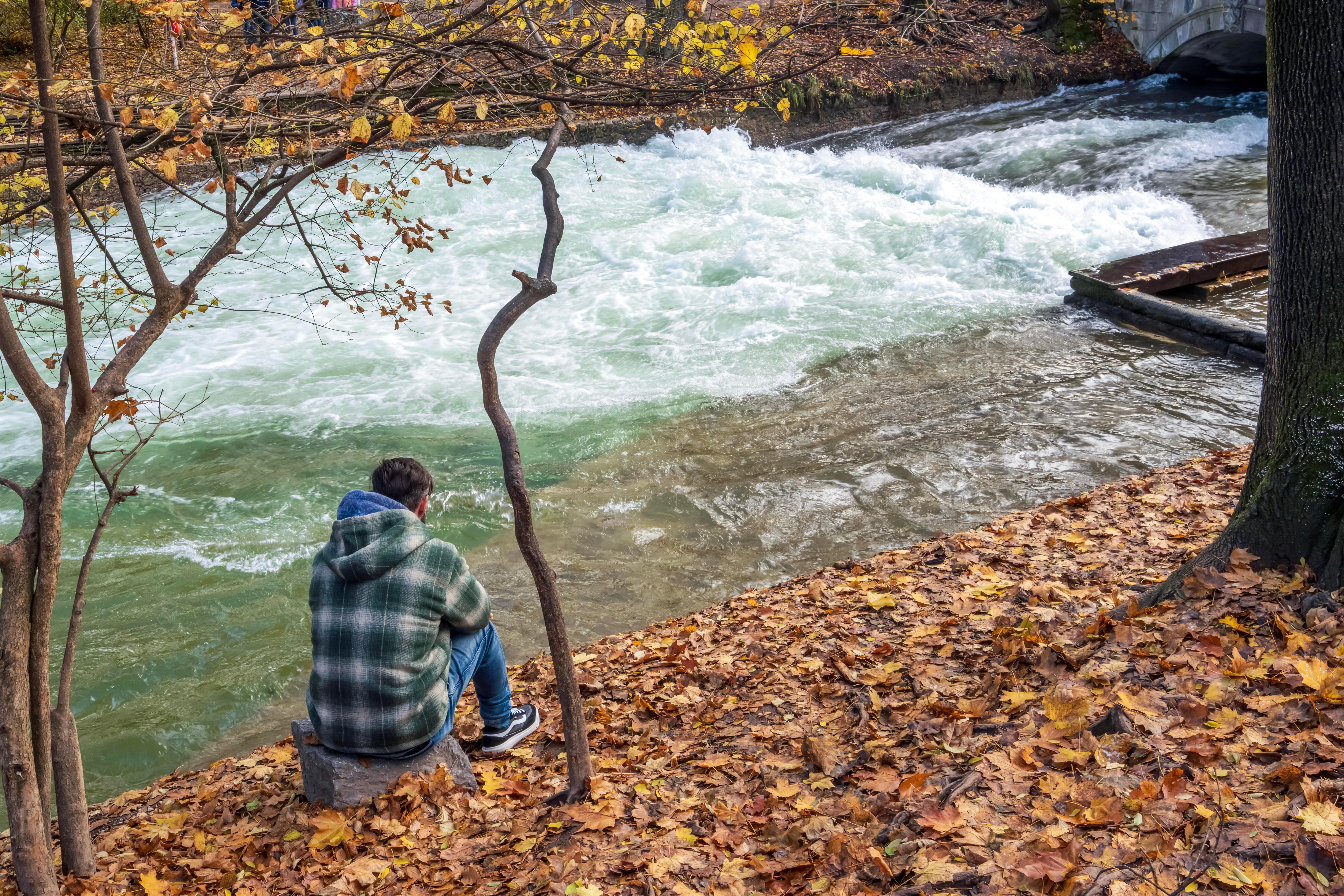 Der Pegel liegt bei 1,25 Meter, es fehlen 15 Zentimeter, um die Welle surfbar zu machen.