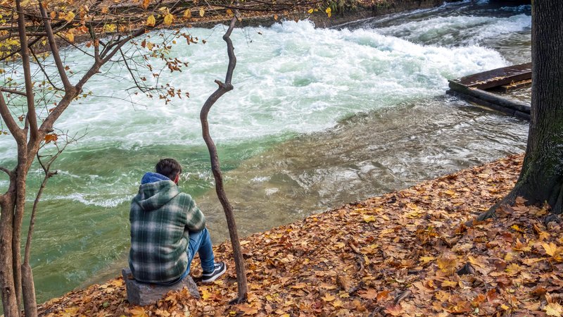 Der Pegel liegt bei 1,25 Meter, es fehlen 15 Zentimeter, um die Welle surfbar zu machen. | Bild: picture alliance / Wolfgang Maria Weber Der Pegel liegt bei 1,25 Meter, es fehlen 15 Zentimeter, um die Welle surfbar zu machen.