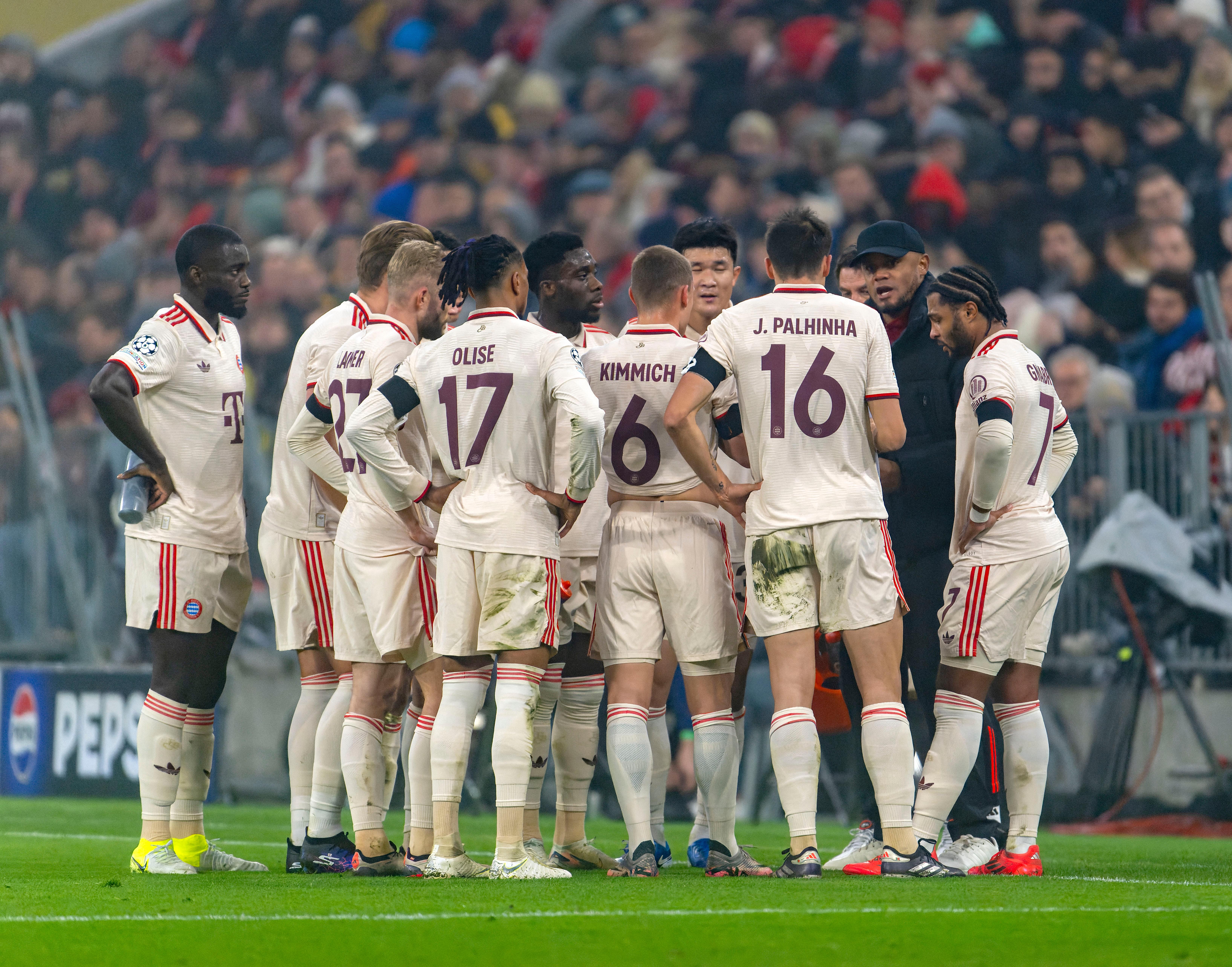 FC-Bayern-Trainer Vincent Kompany schwört seine Mannschaft ein.