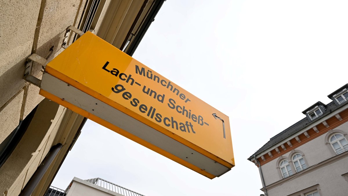 Das Außenschild der Münchner Lach-und Schießgesellschaft