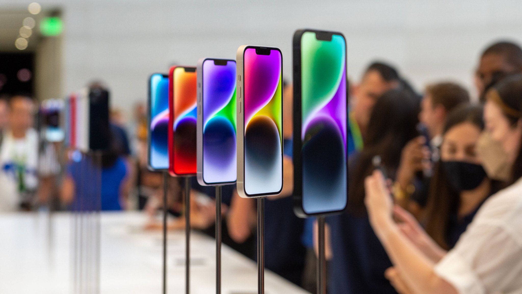 Das neue iPhone 14 ist nach dem Neuheiten-Event auf dem Gelände der Konzernzentrale Apple Park zu sehen. 