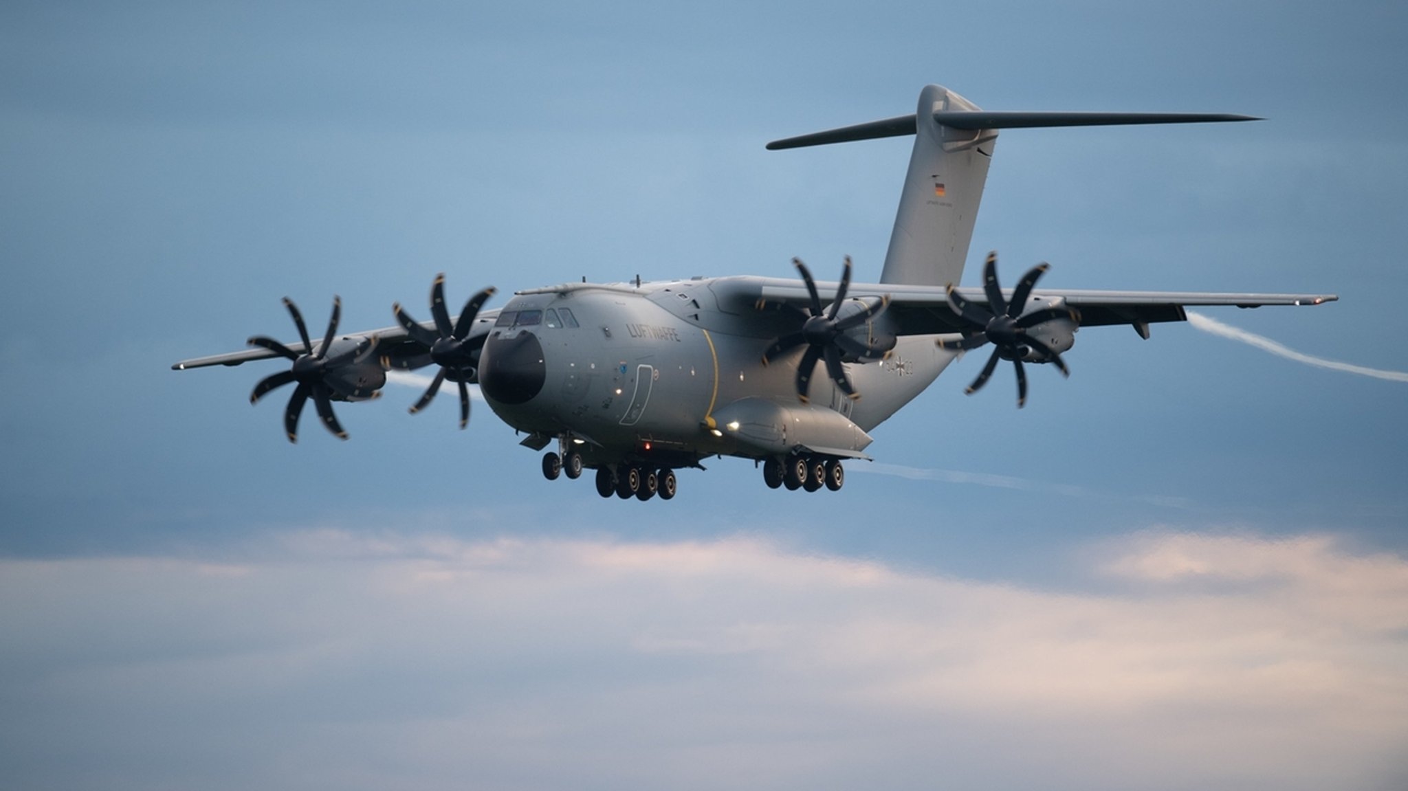 Das Transportflugzeug A400M der Bundeswehr ist im Landeanflug auf dem niedersächsischen Stützpunkt Wunstorf. 