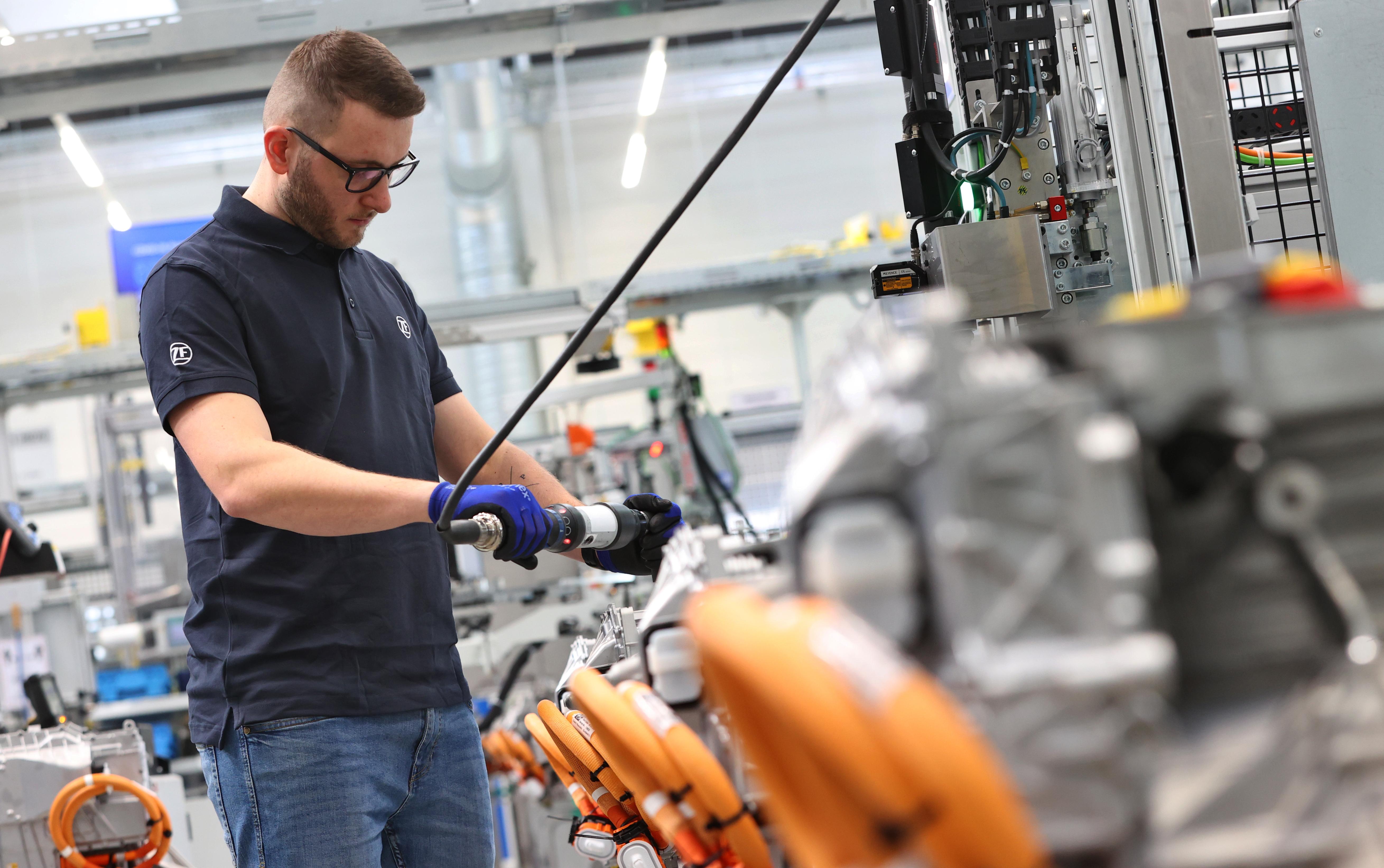 Montage bei ZF, der Automobilzulieferer hat mehrere Standorte in Bayern