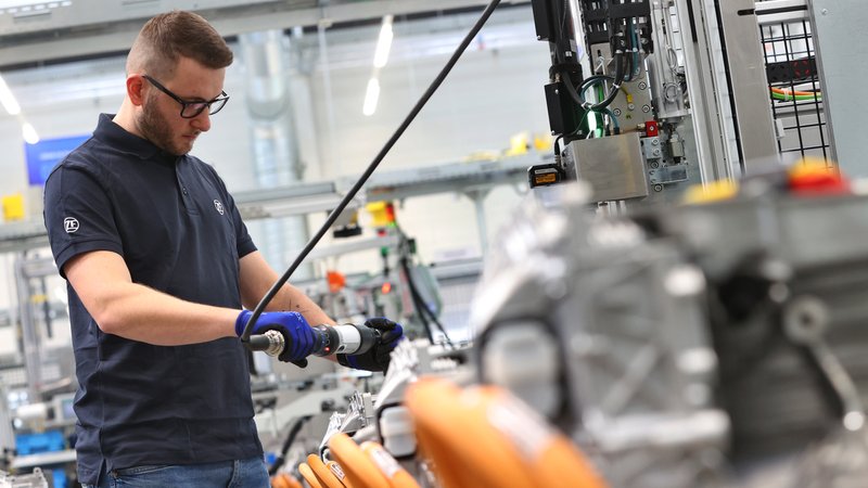 Montage bei ZF, der Automobilzulieferer hat mehrere Standorte in Bayern | Bild: picture alliance/dpa | Karl-Josef Hildenbrand Montage bei ZF, der Automobilzulieferer hat mehrere Standorte in Bayern