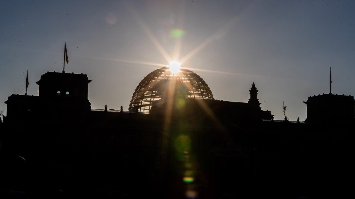 Bundestag mit Sonne im Hintergrund