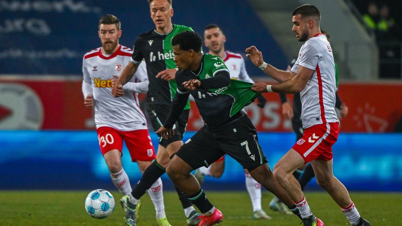 Jahn Regensburg - Hannover 96 | Bild: picture-alliance/dpa Jahn Regensburg - Hannover 96