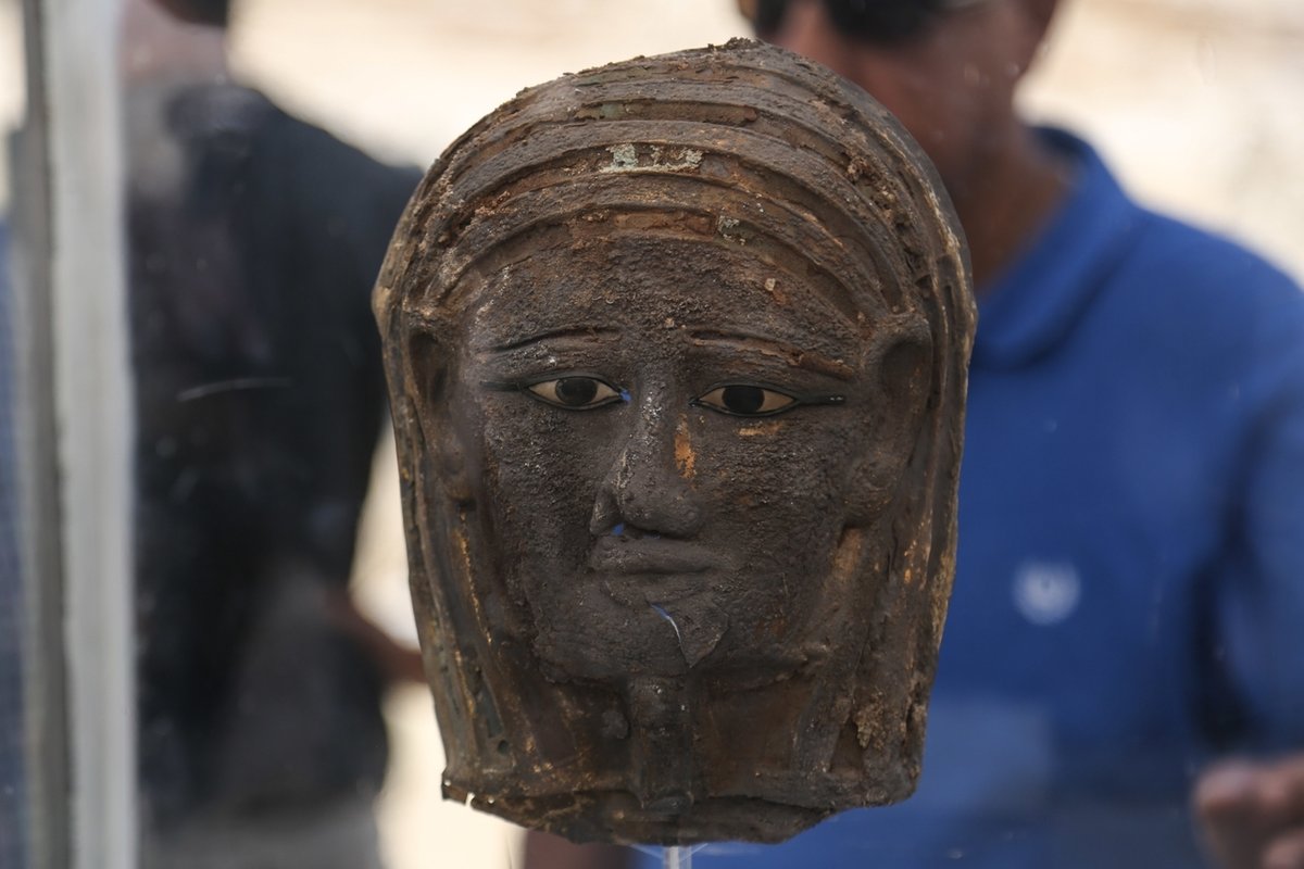 Mumien und vergoldete Totenmaske in Ägypten entdeckt