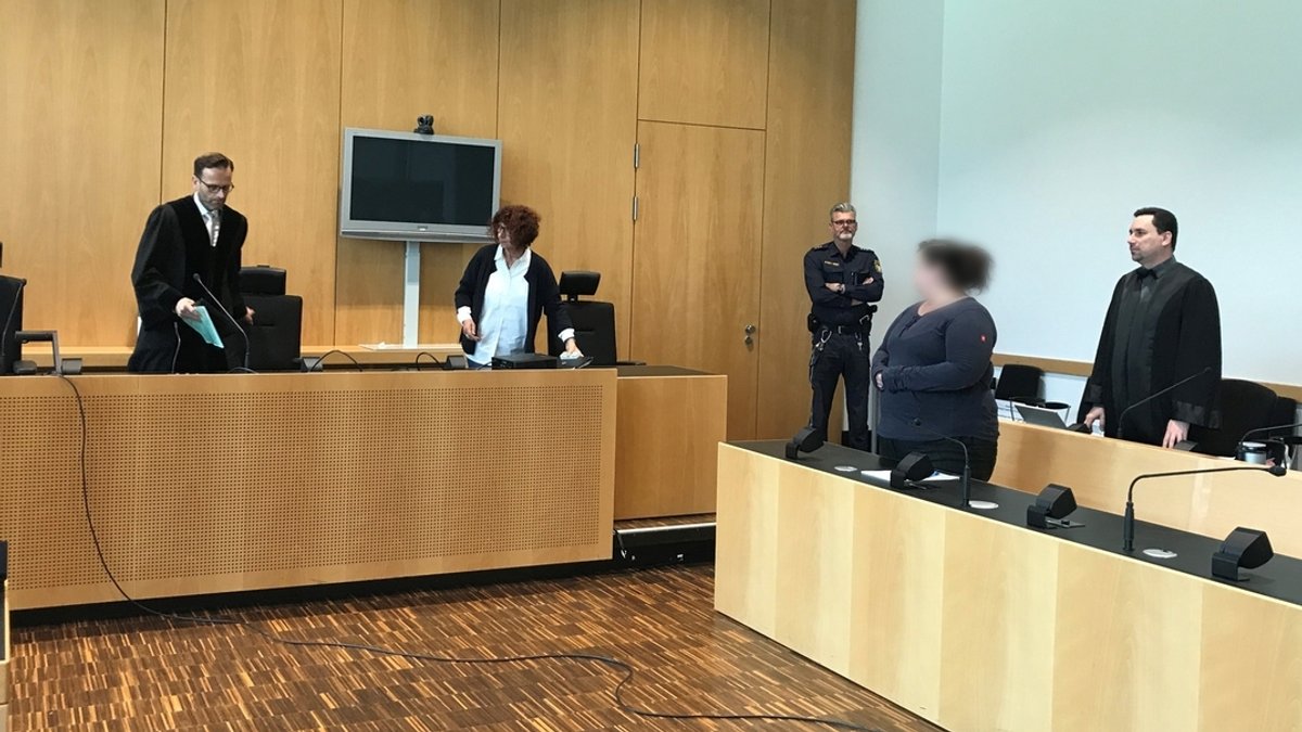Die Angeklagte mit ihrem Anwalt am Landgericht Augsburg