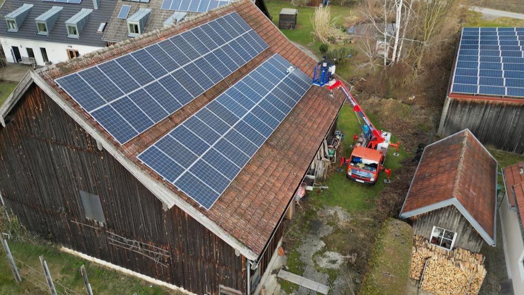 Photovoltaikanlage auf dem Dache einer Scheune (Symbolbild)