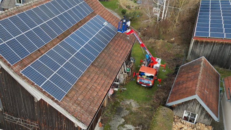 Photovoltaikanlage auf dem Dache einer Scheune (Symbolbild) | Bild: BR/Doris Fenske Photovoltaikanlage auf dem Dache einer Scheune (Symbolbild)