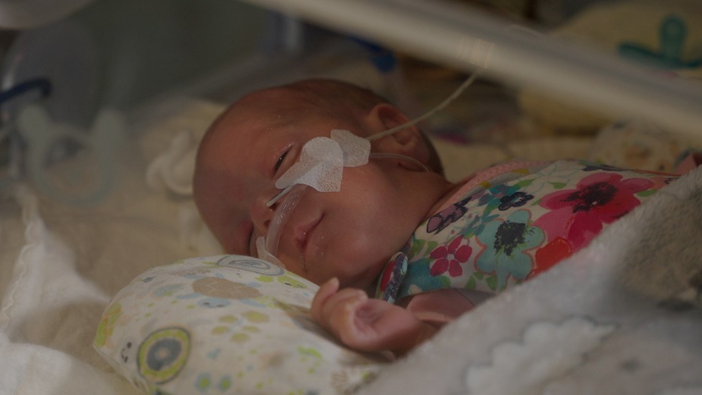 Frühchen im Wärmebett im Krankenhaus