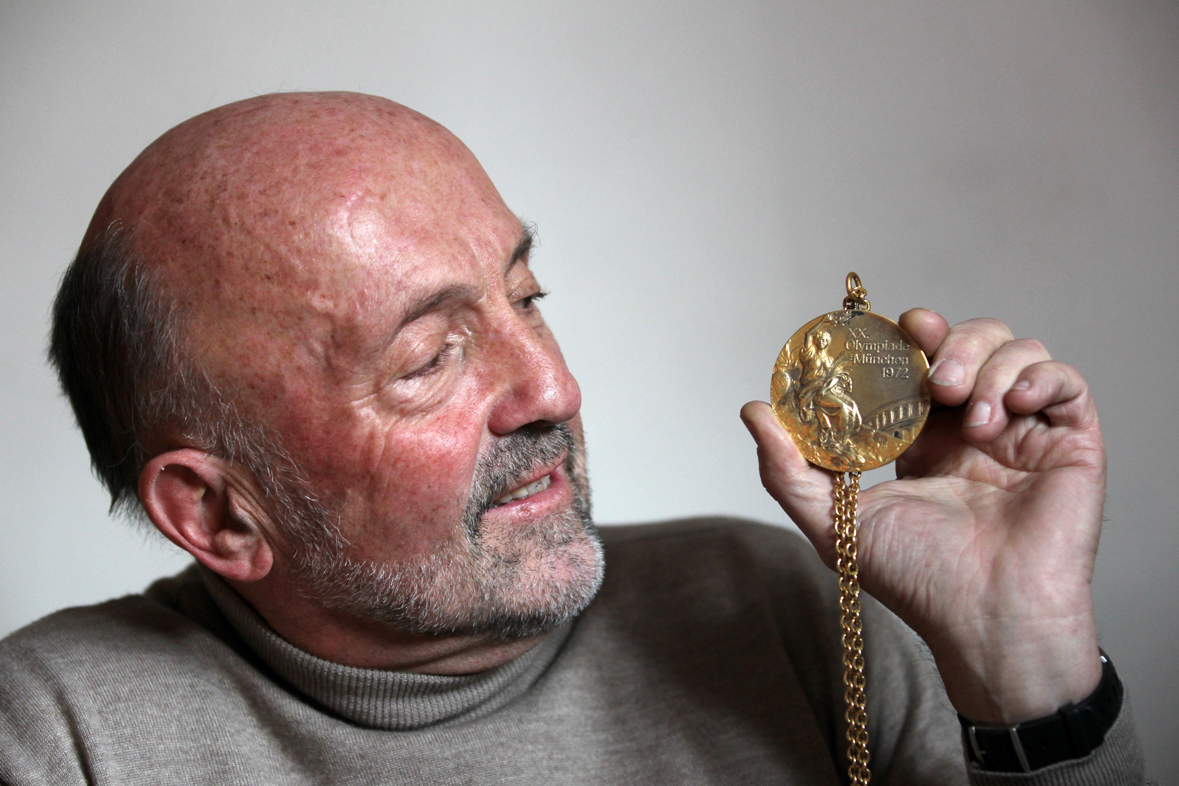 Klaus Wolfermann, Speerwurf-Olympiasieger 1972, mit seiner Goldmedaille