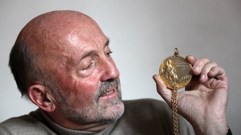 Klaus Wolfermann, Speerwurf-Olympiasieger 1972, mit seiner Goldmedaille | Bild: picture-alliance/dpa Klaus Wolfermann, Speerwurf-Olympiasieger 1972, mit seiner Goldmedaille