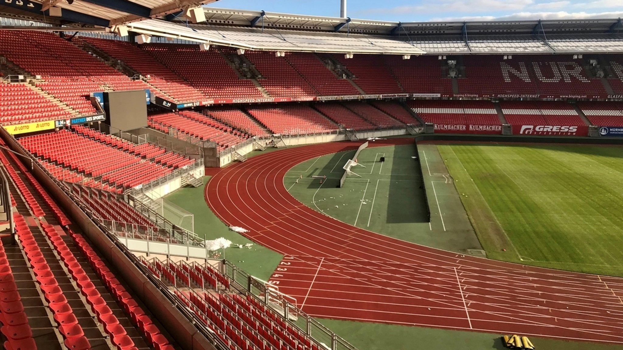 Blick von der Tribüne in den Innenraum des Max-Morlock-Stadions in Nürnberg