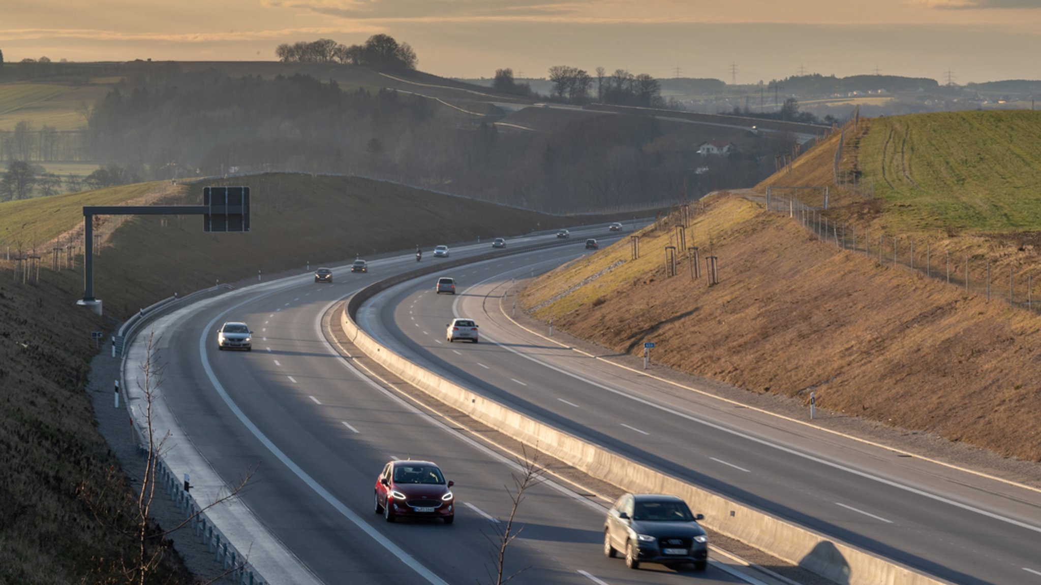 Autos und LKW fahren bei Dorfen über die Autobahn A94.