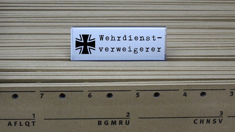 Akten von Wehrdienstverweigerern. | Bild: picture alliance / ZB | Sascha Steinach Akten von Wehrdienstverweigerern.