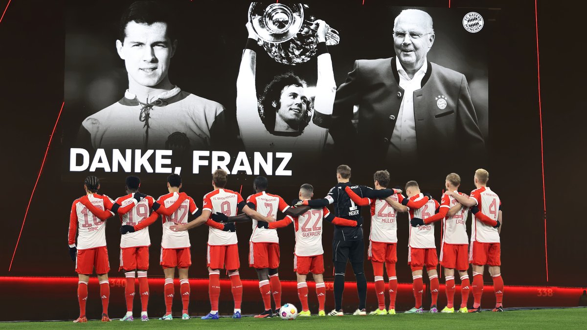 FC-Bayern-Profis gedenken Franz Beckenbauer