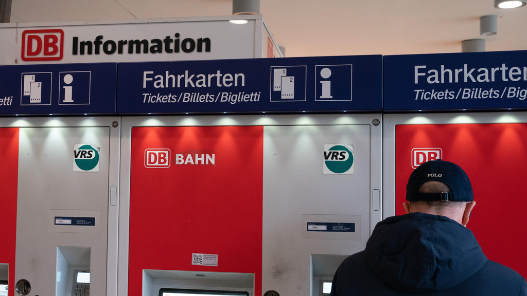 Fahrkartenautomat am Kölner Hauptbahnof - von München ins Rheinland geht es künftig schneller.
