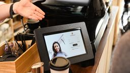 Bildschirm mit Gesichtserkennung im Einsatz in einem Café  | Bild:Mastercard