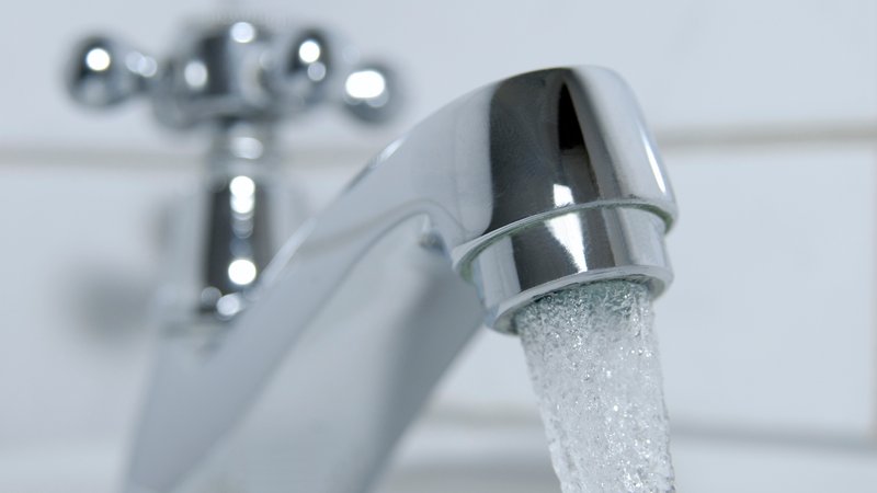Leitungswasser läuft aus einem Wasserhahn am Waschbecken. | Bild: stock.adobe.com/gopixa Leitungswasser läuft aus einem Wasserhahn am Waschbecken.