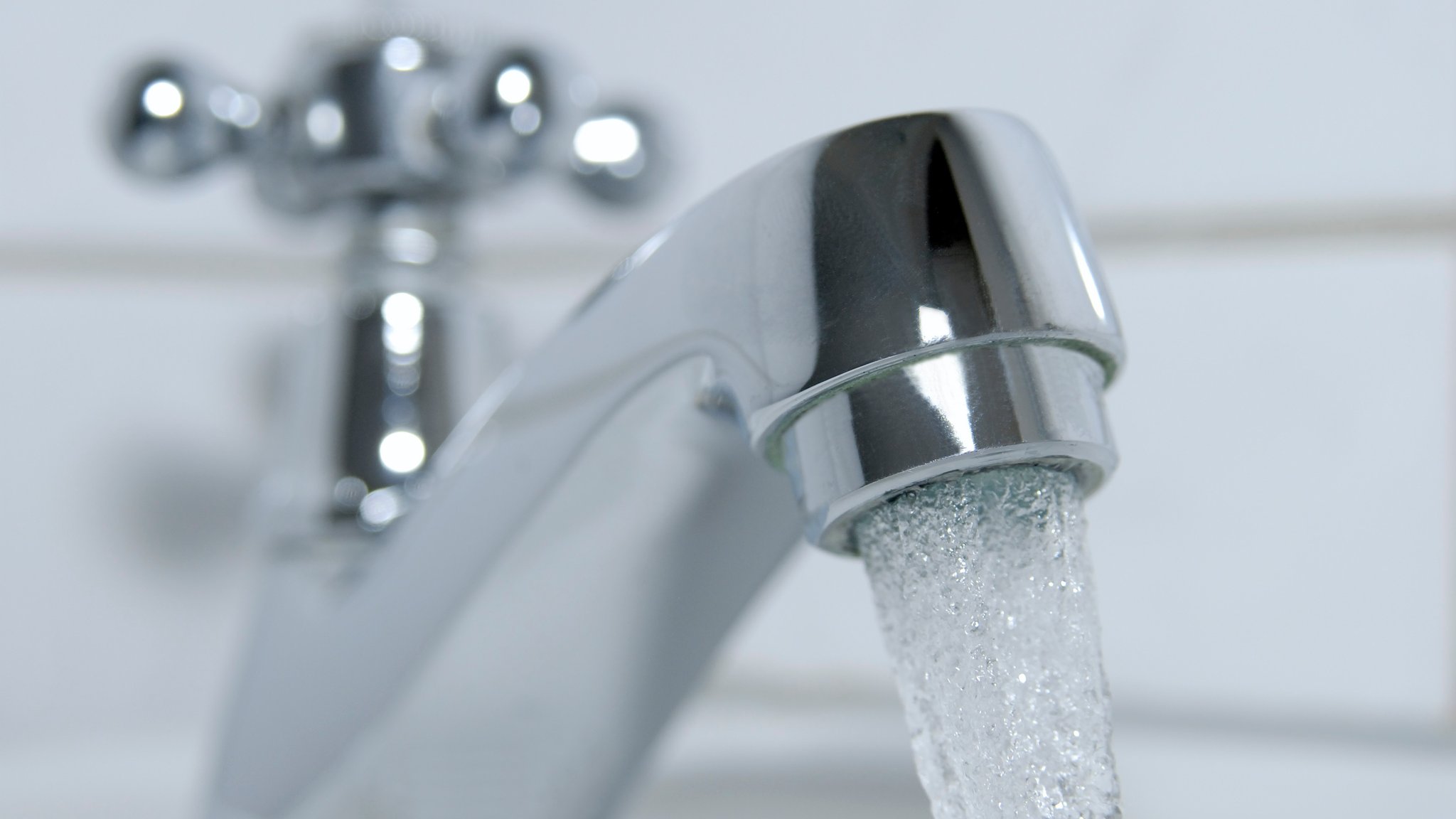 Leitungswasser läuft aus einem Wasserhahn am Waschbecken. | Bild: stock.adobe.com/gopixa Leitungswasser läuft aus einem Wasserhahn am Waschbecken.