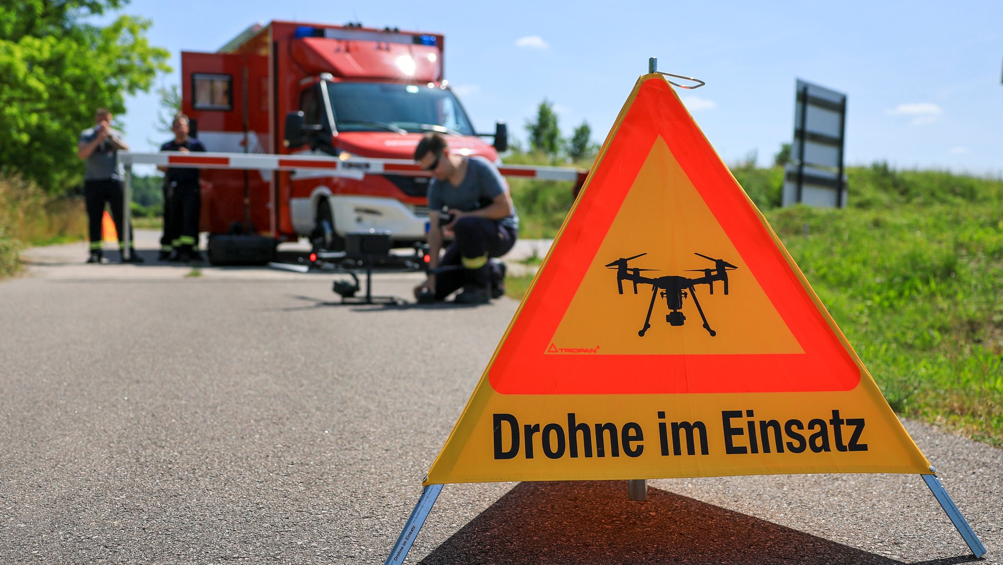 Drohnen werden auch mithilfe von KI immer selbstständiger. Hier: Eine Feuerwehraufklärungsdrohne bei einem Einsatz. Was Drohnen heute und morgen können - im Podcast IQ in ARD Sounds. | Bild: picture alliance/dpa | Jan Woitas Drohnen werden auch mithilfe von KI immer selbstständiger. Hier: Eine Feuerwehraufklärungsdrohne bei einem Einsatz. Was Drohnen heute und morgen können - im Podcast IQ in ARD Sounds.