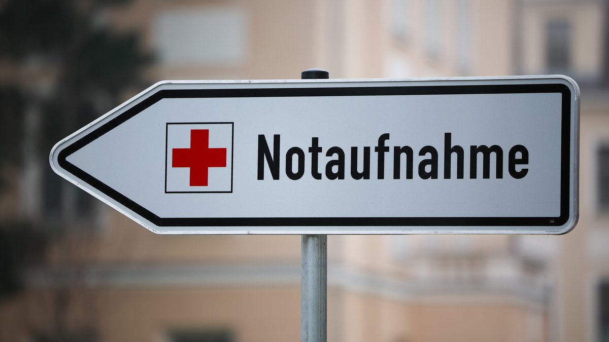 Zu sehen ist ein Schild mit der Aufschrift "Notaufnahme".