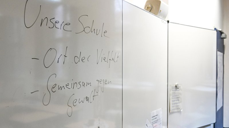 Symbolbild: "Unsere Schule - Ort der Vielfalt - Gemeinsam gegen Gewalt" steht auf einem Whiteboard. | Bild: Bildnachweis picture alliance/dpa | Jens Kalaene Symbolbild: "Unsere Schule - Ort der Vielfalt - Gemeinsam gegen Gewalt" steht auf einem Whiteboard.