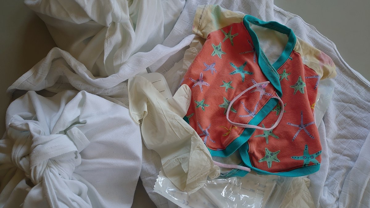 In den sogenannten Lebenspaketen liegen Babywäsche, Einmal-Handschuhe, Desinfektionsmittel, Nabelklemme und mehr.