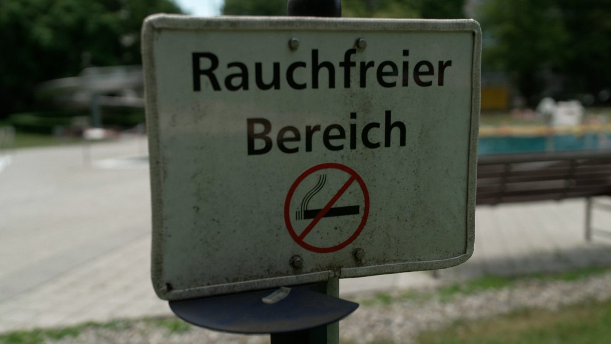 Im Video: Rauchfreie Freibäder: Auch ein Modell für Bayern? | Bild: BR Im Video: Rauchfreie Freibäder: Auch ein Modell für Bayern?