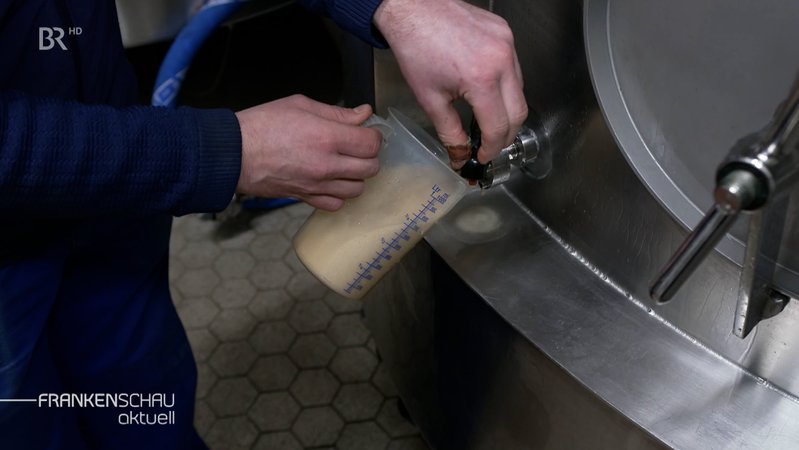 Alkoholfreies Bier wird in der Brauerei abgezapft. | Bild: BR-Studio Franken Alkoholfreies Bier wird in der Brauerei abgezapft.